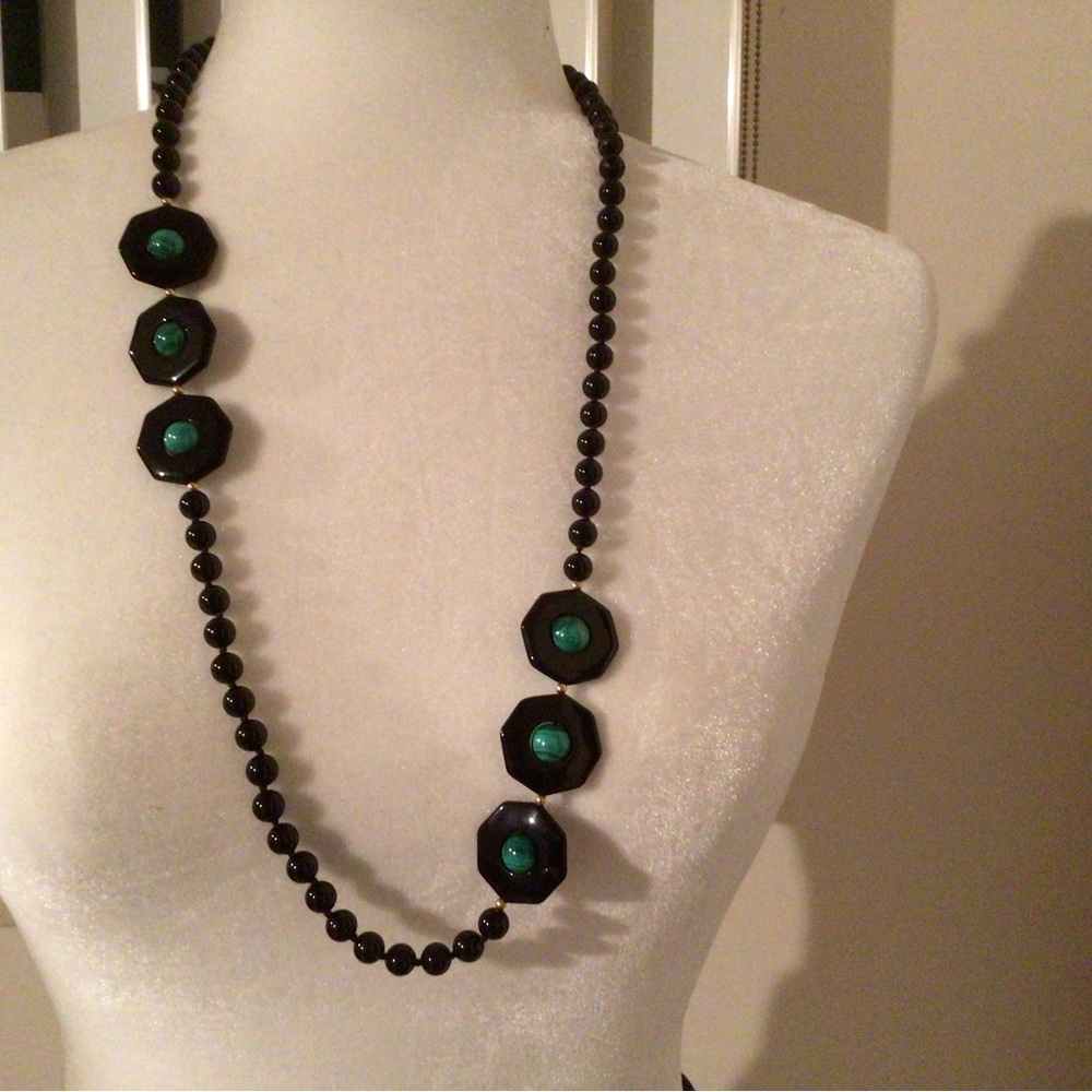 VINTAGE DECO MALACHITE AND ONYX NECKLACE - Picture 2 of 12